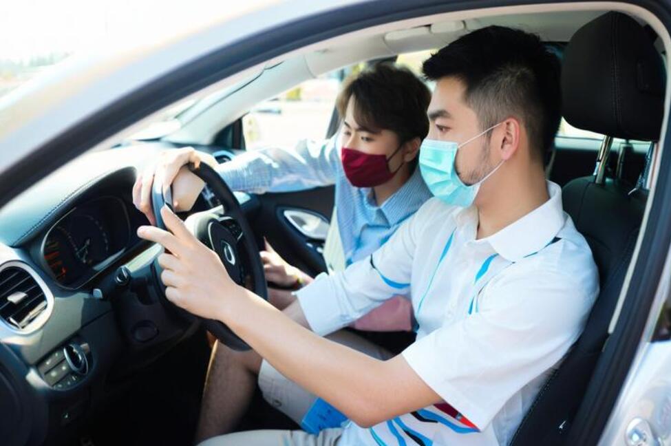 2026年上海凤溪驾校解析科目三靠边停车的精准定位方法？